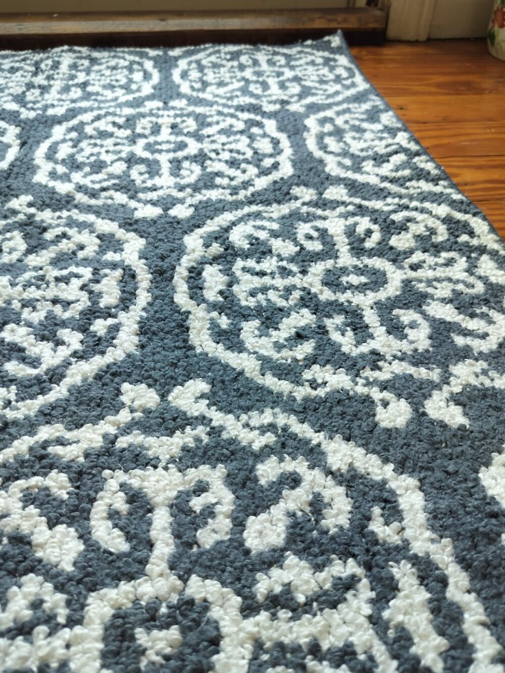 Very SOFT Small Rug - Picture 2 of 8